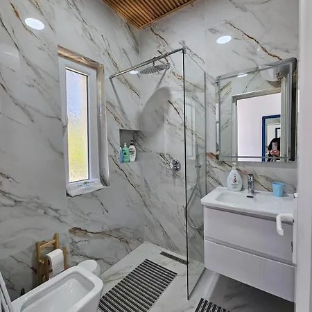 Beachfront Blue Wave Spa Villa With A Private Pool In Qerret, Albania Βίλα *