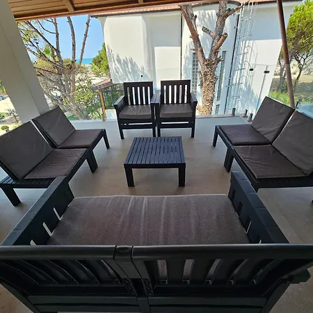 Beachfront Blue Wave With A Private Pool In Qerret, Albania غوليم